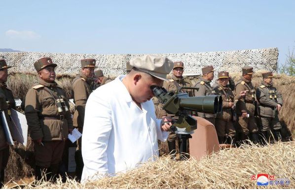 الزعيم الكوري الشمالي كيم جونج أون يشهد تدريبا عسكريا في صورة نشرتها وكالة الأنباء المركزية الكورية الشمالية يوم 10 أبريل 2020.